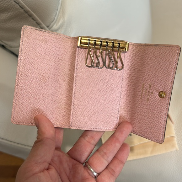 Authentic LV 6 Key holder! Damier ebene with pink inside! - Picture 11 of 17